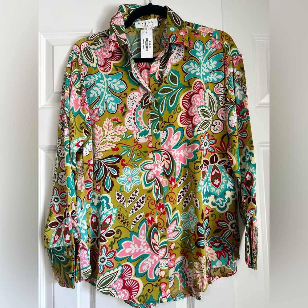 Colorful Floral Women's Top. Fun! NWT.
